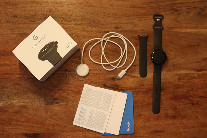 Man sieht den Lieferumfang der Google Pixel Watch.